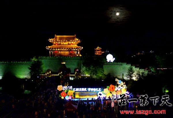 中秋节期间台儿庄古城共接待游客74676人次,同比增长126%,旅游综合收入427.45万元,同比增长161%。随着私家车的普及,自由行、自驾游不断兴起,来台儿庄古城的游客更多是以自驾或自助形式加入到旅游行列,并成为假日旅游的主流。 中秋节期间,台儿庄古城人流如织,双月闹中秋、拜月大典、守望河灯照月明、秋香有礼(秋香满城)、榴恋忘返等系列活动让游客朋友们在美轮美奂的运河古城赏明月、享美景、共团圆、迎中秋。 双月闹中秋 台儿庄古城双月齐辉。天上一个月亮,古城一个月亮,由演员扮演的嫦娥在古城墙上的